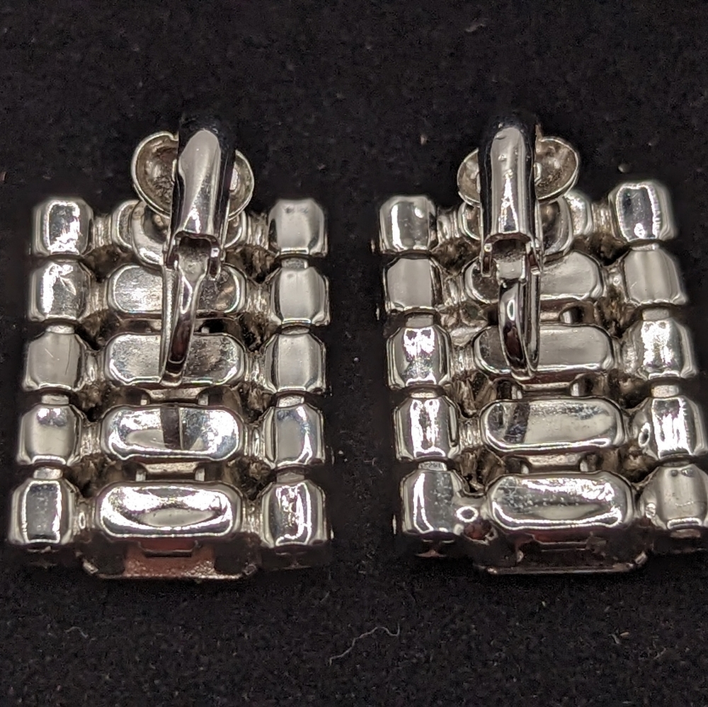 Vintage Kramer Silver Toned clip on earrings. J-007 - Picture 3 of 6